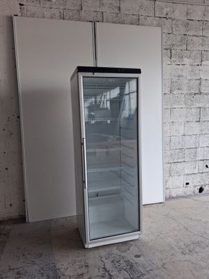 un réfrigérateur vide au milieu d'une pièce vide