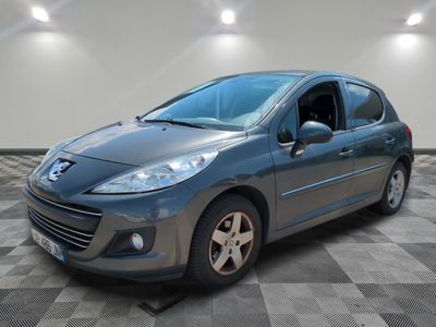la voiture grise est garée dans le garage sur le sol en damier