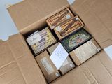 une boîte en carton remplie d'objets de toutes sortes