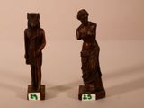 deux figurines d'un homme et d'une femme debout l'un à côté de l'autre
