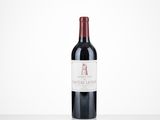 une bouteille de vin rouge posée sur une table