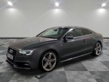 L'Audi S5 berline est garée sur un sol à damier dans un garage