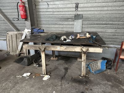 un établi avec des outils dans un garage