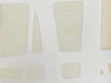 quelqu'un utilise une paire de ciseaux pour découper un morceau de papier