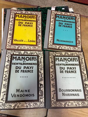 quatre livres sont empilés sur une table