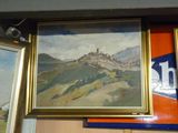 trois tableaux accrochés au mur d'une pièce