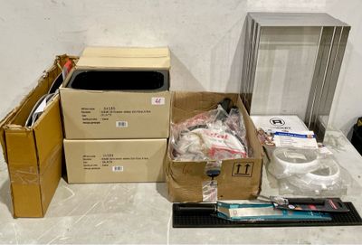 de nombreux cartons d'objets posés à même le sol