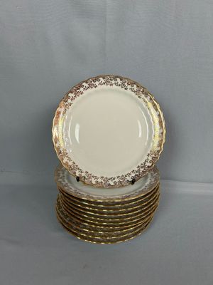 une pile d'assiettes empilées les unes sur les autres