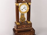 une horloge posée sur une table