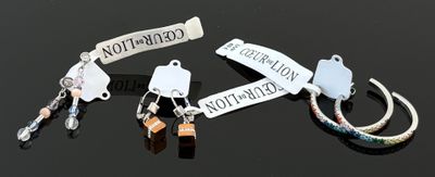 trois porte-clés sur lesquels sont accrochés différents types de badges
