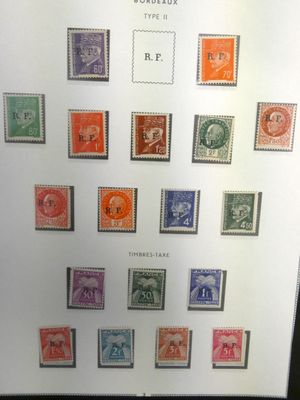 une photo d'une photo d'une collection de timbres-poste