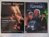 deux affiches de cinéma accrochées l'une à côté de l'autre sur le mur