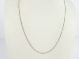 gros plan d'un collier sur un mannequin mannequin