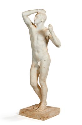 une image représentant une statue d'un homme debout sur un socle en bois