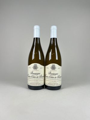 deux bouteilles de vin posées l'une à côté de l'autre sur une table