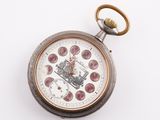 une vieille montre de poche posée sur une surface blanche, sur fond blanc
