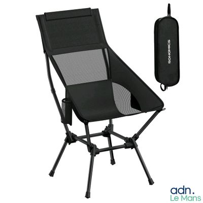une image représentant une chaise à laquelle est accroché un sac