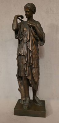 statue en bronze d'une femme tenant un oiseau dans sa main