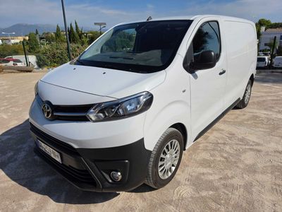 la camionnette blanche est garée dans le parking