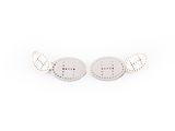 une paire de boucles d'oreilles à clous en argent sur fond blanc