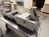 une machine posée sur une table dans une pièce