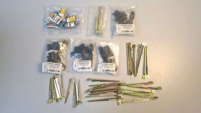 Lot d’articles de quincaillerie : Espagnolette, fiches - BIC…