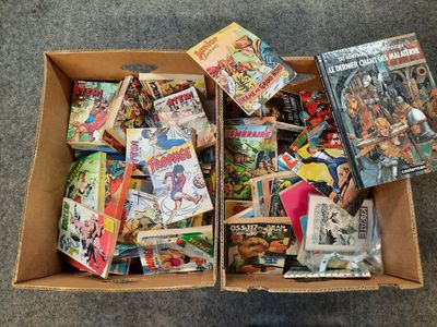 une boîte remplie de bandes dessinées posée par terre