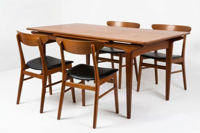 une table avec quatre chaises et une table sur laquelle sont posées quatre chaises