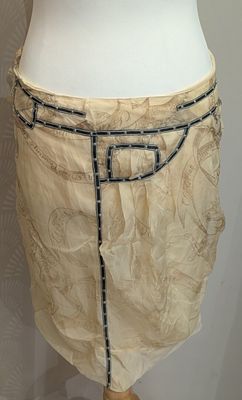 un mannequin posé sur un socle, vêtu d'une robe