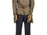 une photo d'un mannequin vêtu d'une veste et d'un pantalon à imprimé léopard