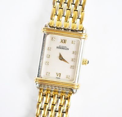 une image d'un gros plan d'une montre-bracelet sur une surface blanche