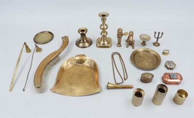 de nombreux objets en laiton posés sur une table