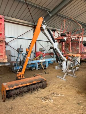 une grue installée à l'intérieur d'un bâtiment