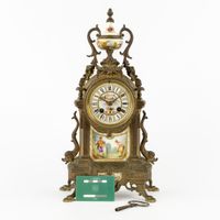 Horloge de cheminée en bronze avec des plaques en porcelaine… (photo 2)