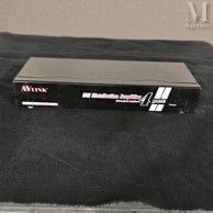 une télécommande posée sur une couverture noire