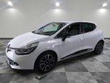 une voiture blanche est garée sur le sol à carreaux d'un garage