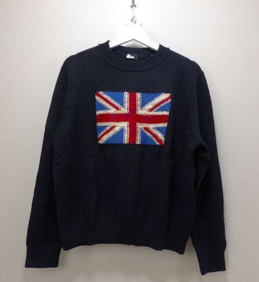 un pull orné du drapeau britannique, accroché au mur