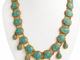 gros plan d'un collier sur un mannequin mannequin