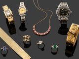 de nombreux types de montres et de bracelets sur la table