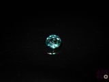 gros plan d'un diamant vert sur une surface noire
