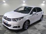 la voiture blanche est garée sur un sol en damier dans le garage
