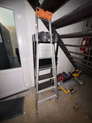 une échelle adossée au mur d'une pièce