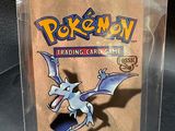 un gros plan sur une boîte de cartes à collectionner Pokémon posée sur une table