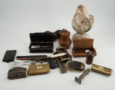 un grand nombre d'objets posés sur une table