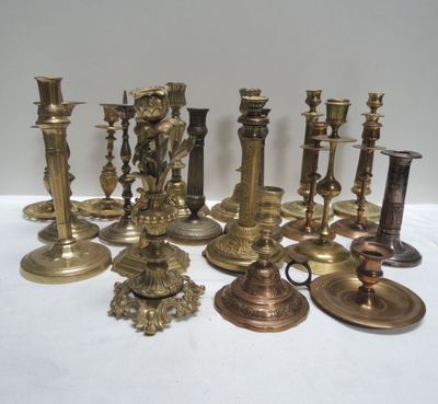 un grand nombre de bougies posées sur une table