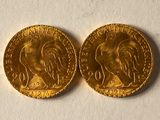 deux pièces d'or sur une surface blanche
