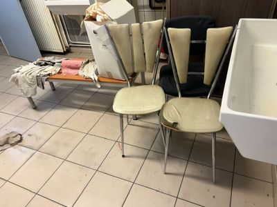 plusieurs chaises et un évier dans une pièce au sol carrelé