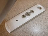 une photo d'une télécommande posée sur un comptoir