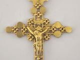 une croix en or sur laquelle est représenté un ange