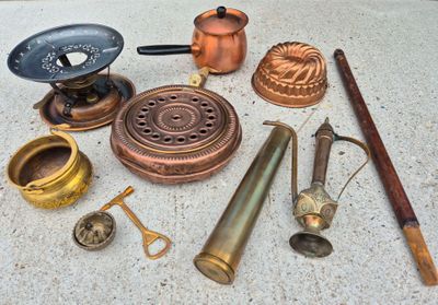 de nombreux objets en laiton de toutes sortes par terre